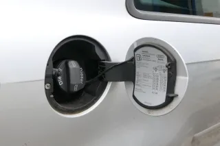 Audi A3 8P Tankdeckel Klappe Tankklappe Deckel Tank grau silber LX7W 2/3-Türer - Bild 2