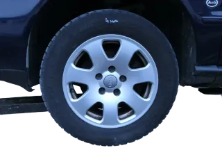 Audi A4 8E A6 4B Alufelgen 195/65 R15 91T Winterreifen Reifen 4-6mm 8E0601025 - Bild 1