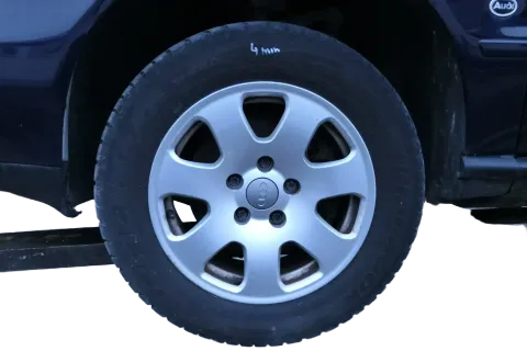 Audi A4 8E A6 4B Alufelgen 195/65 R15 91T Winterreifen Reifen 4-6mm 8E0601025