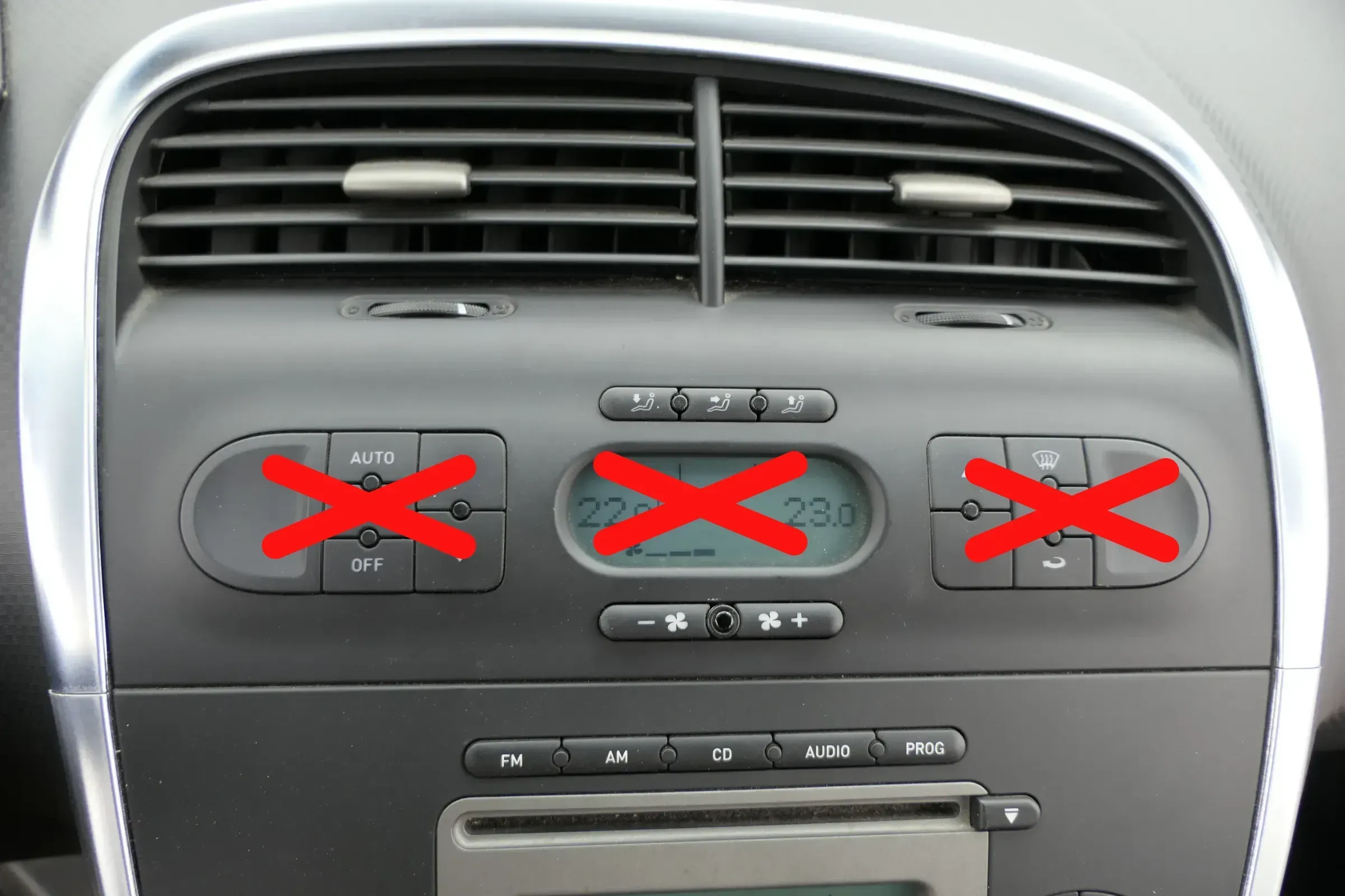 Seat Alatea 5P Mittelkonsole Verkleidung über Radio Klappe Lüftungsdüse schwarz - Bild 1