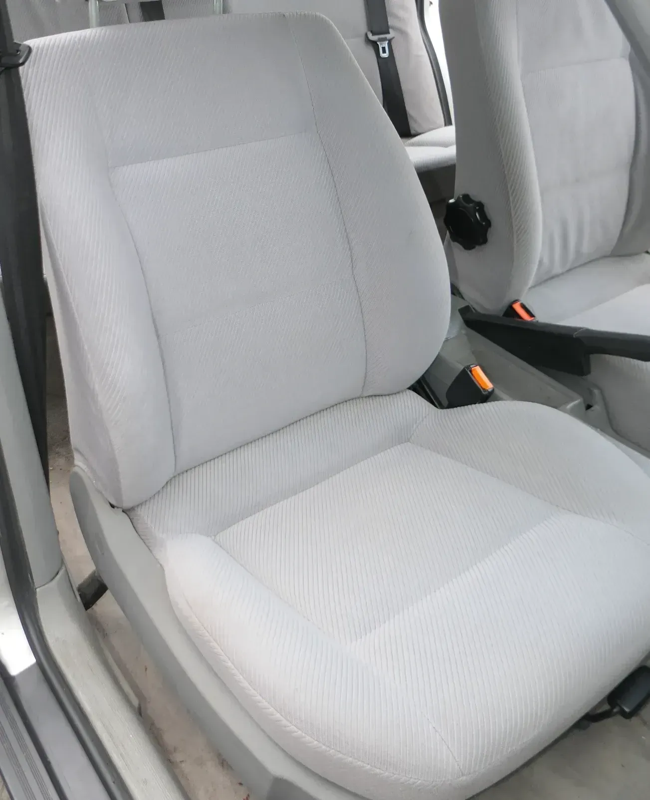 Audi 80 Sitz Beifahrersitz vorne rechts -    ohne Kopfstütze - grau - Bild 1
