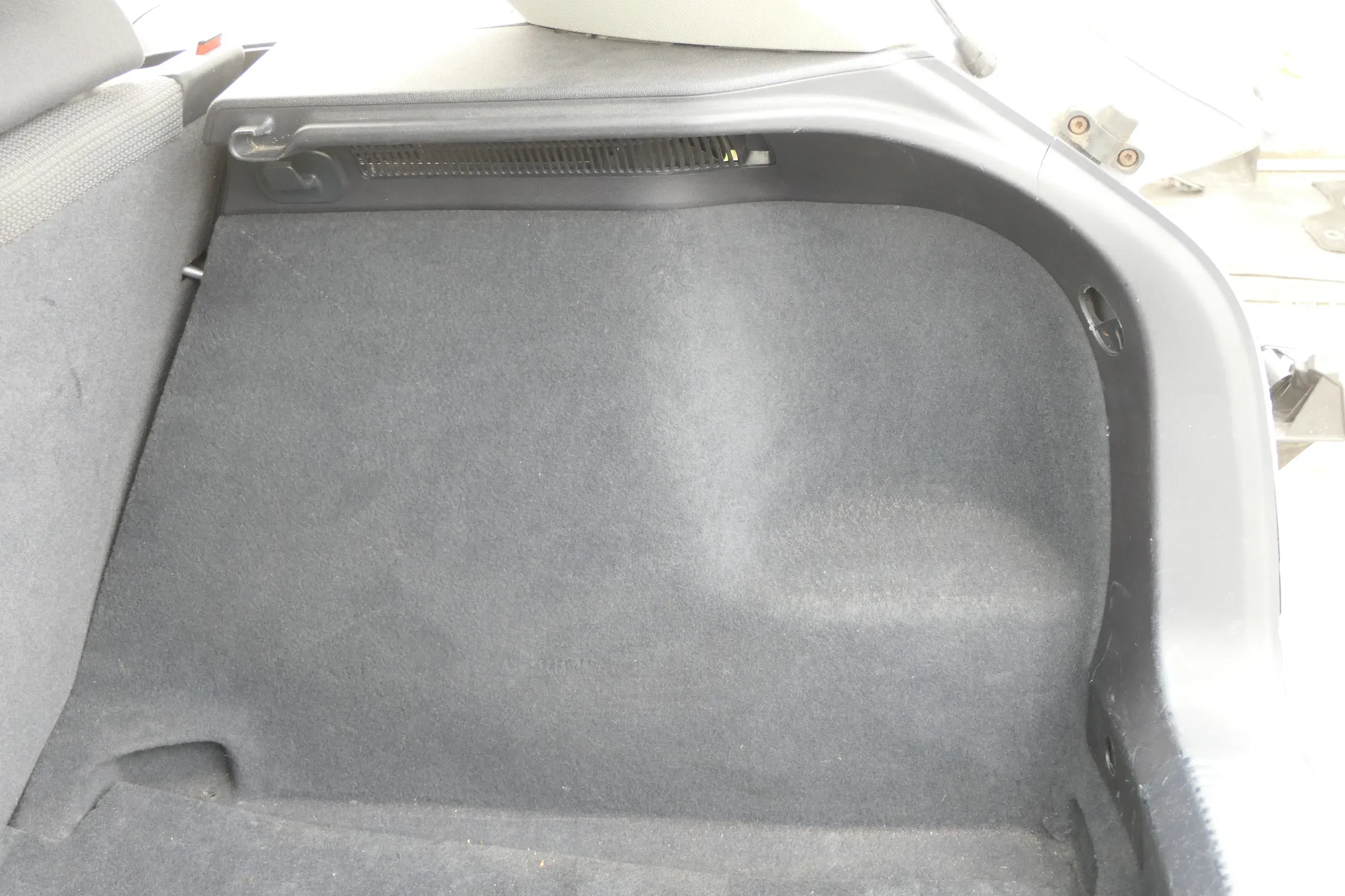 Audi A3 8P Abdeckung Verkleidung Kofferraum hinten rechts Seite 8P4863880M blau - Bild 1