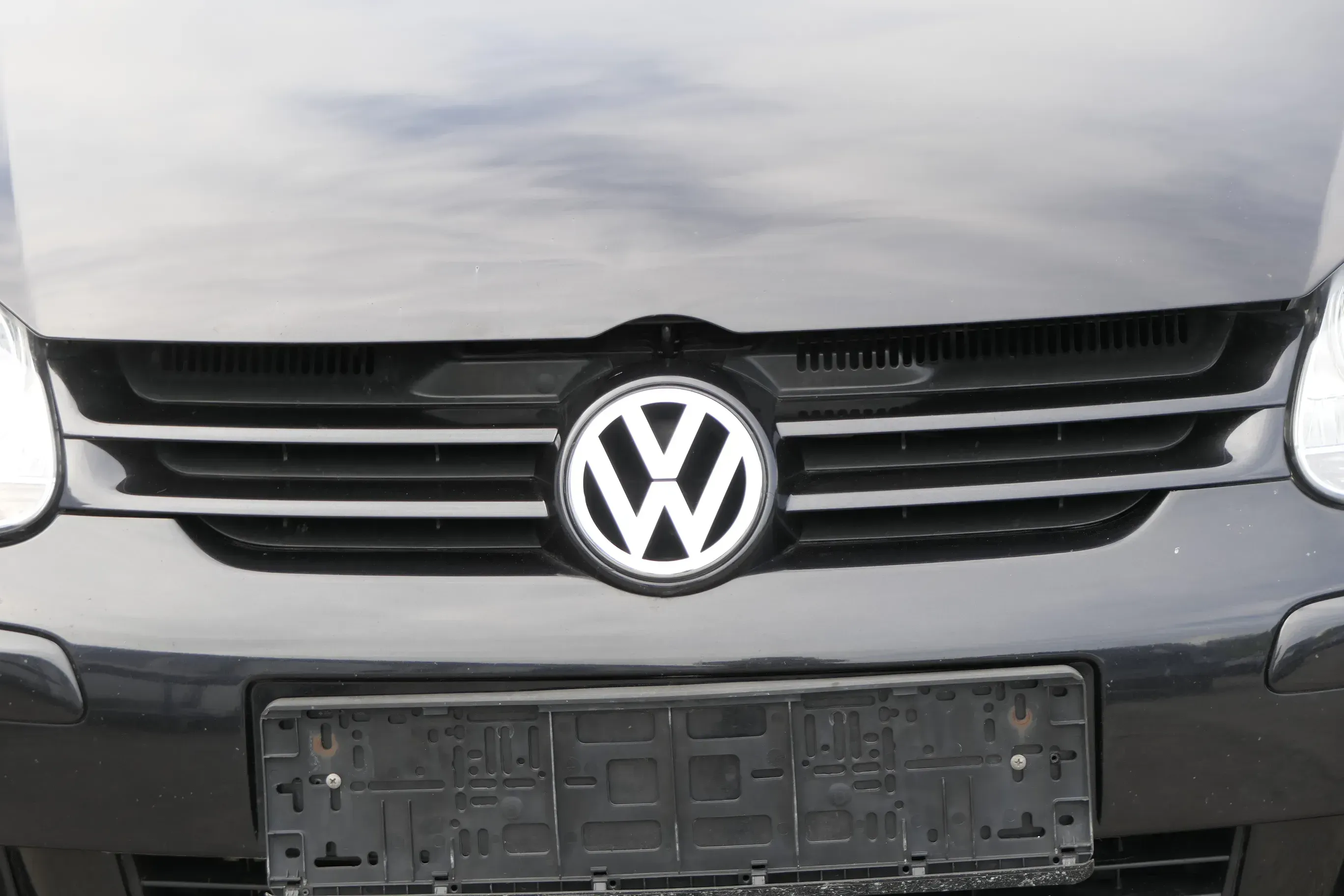 VW Golf 5 1K Grill Kühlergrill VW Zeichen Logo schwarz LC9Z blackmagic - Bild 1