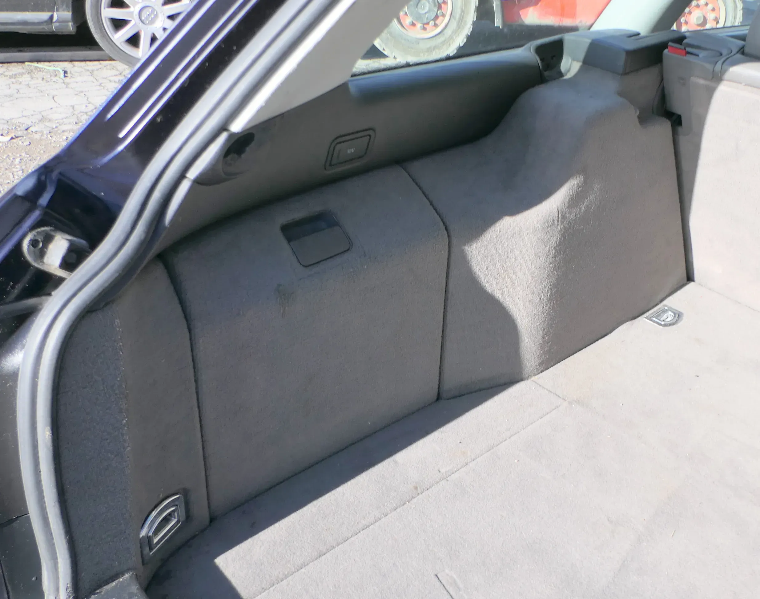Audi A6 4B Avant Abdeckung Verkleidung Kofferraum hinten links Seite swing grau - Bild 1