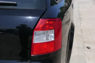 Audi A4 8E B6 Kombi Avant Stoßstange hinten mit Spoiler schwarz LY9B - Bild 3