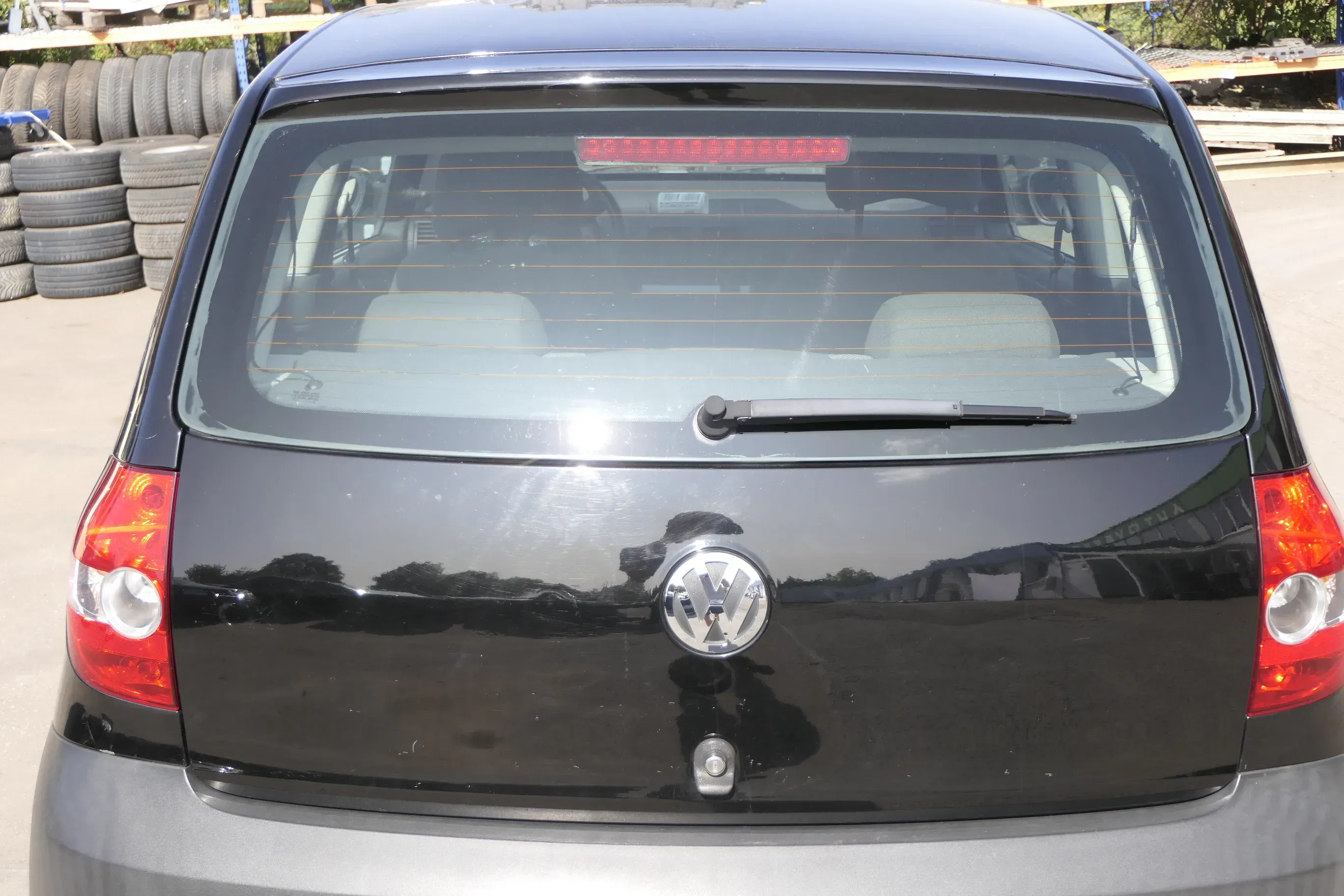VW Fox 5Z Heckklappe Kofferraumklappe Klappe hinten mit Scheibe schwarz L041 uni - Bild 1