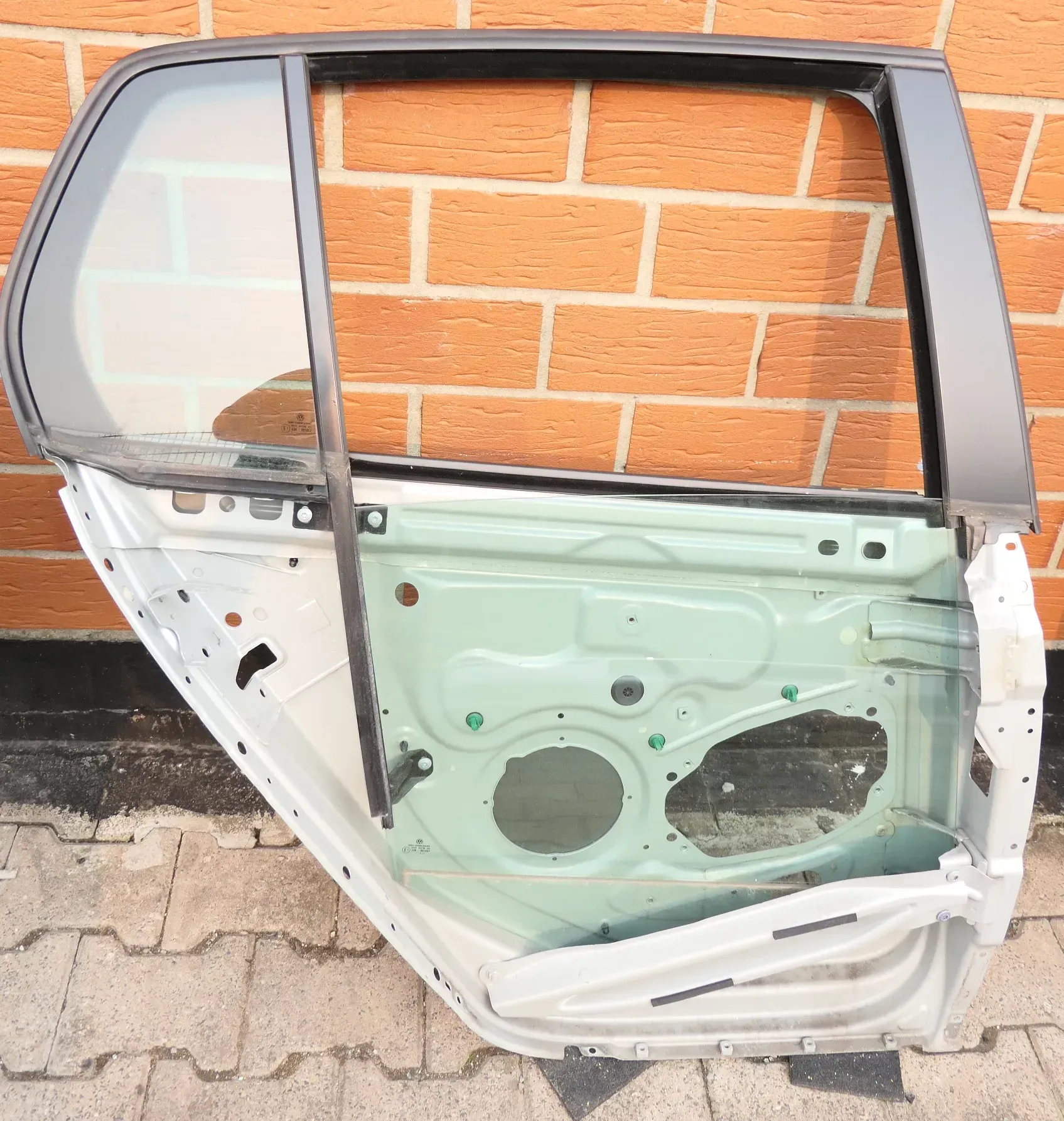VW Golf 5 V 1K Rahmen Türrahmen hinten rechts Scheibe 4/5-Türer silber LA7W - Bild 1