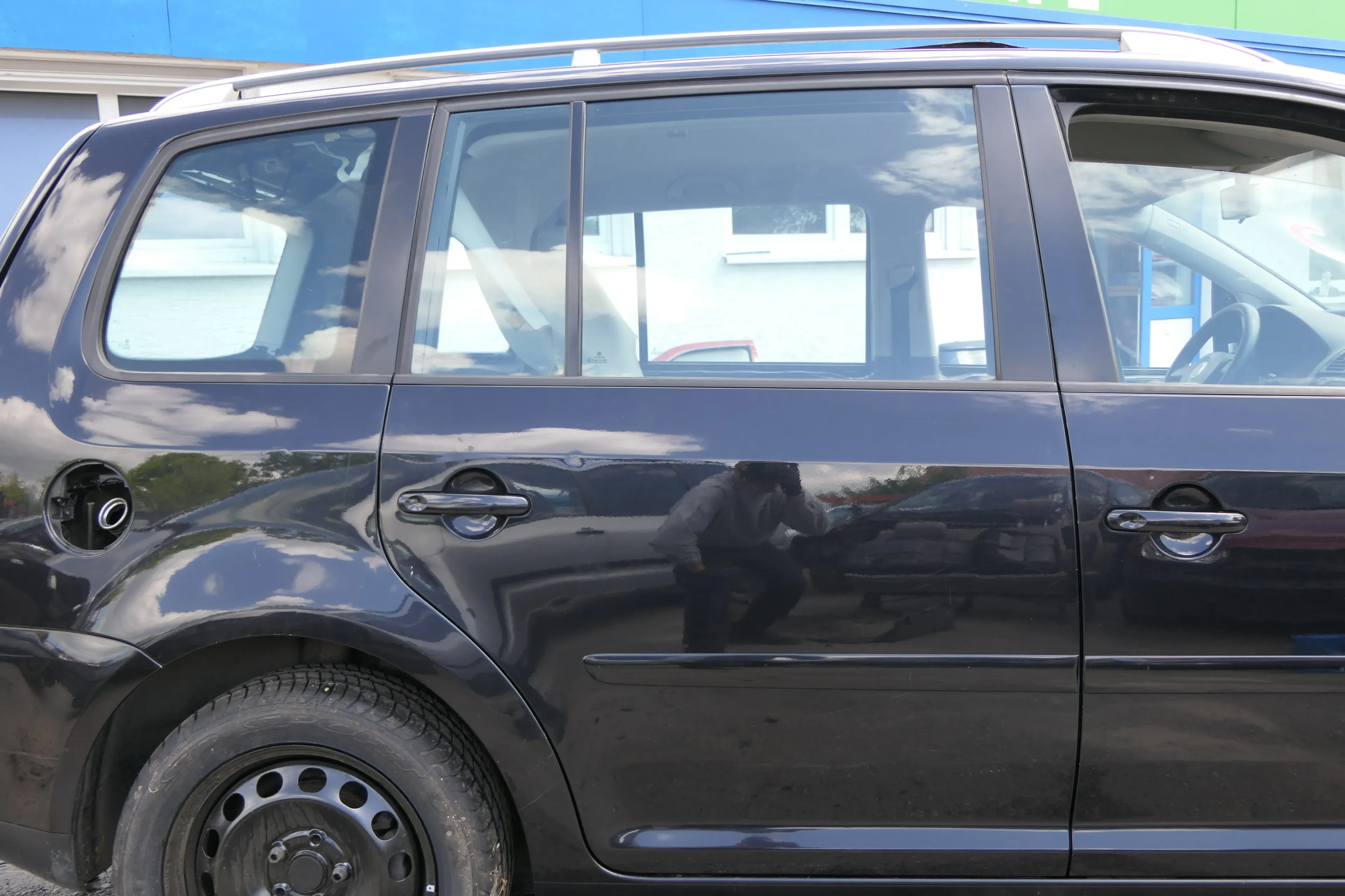 VW Touran 1T 1T3 Tür hinten rechts schwarz LC9Z metallic mit Scheibe - Bild 1