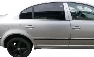 Skoda Superb 3U Limousine Tür hinten rechts silber LF7T - ohne Anbauteile - Bild 1