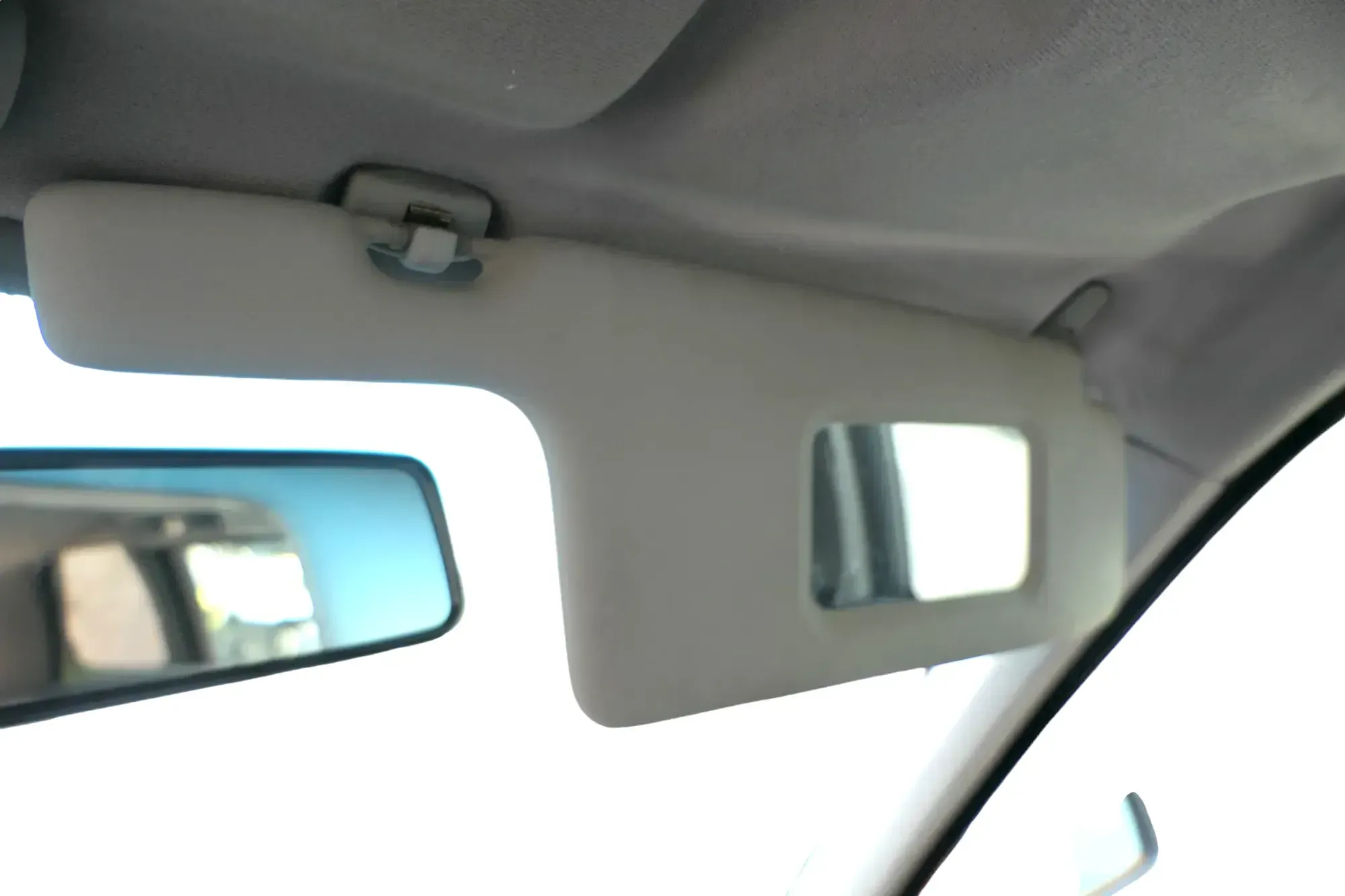 Audi 80 Sonnenblende vorne rechts grau platin Spiegel 893857552J - Bild 1
