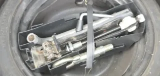 VW Golf 5 1K 6 Plus Bordwerkzeug Pannenset Wagenheber für Ersatzrad Notrad - Bild 1