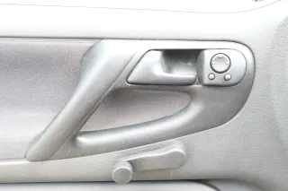 VW Polo 6N Türverkleidung Verkleidung Tür vorne rechts + links 2/3-Türer off-bla - Bild 2