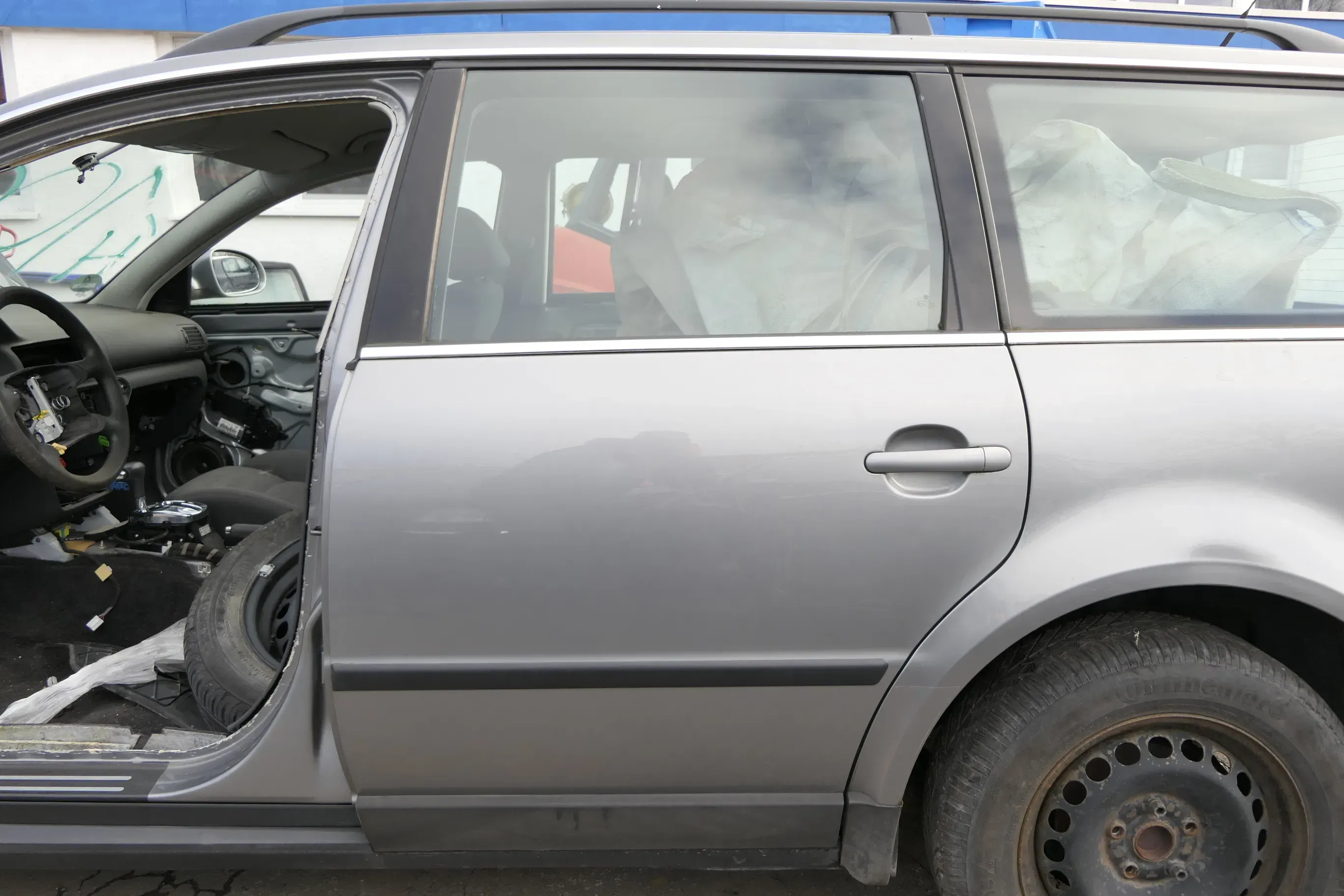 VW Passat 3B 3BG Kombi Variant Tür hinten links grau LD7W urbangrey - Bild 1