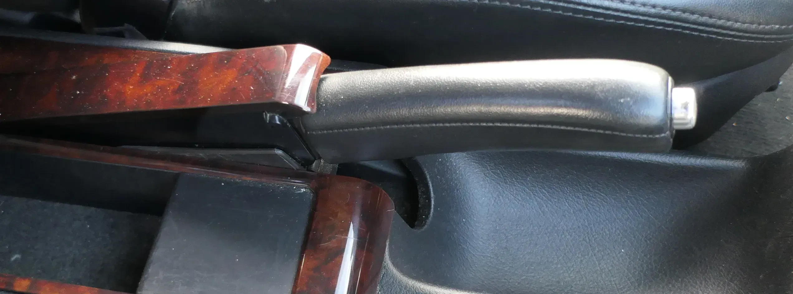 Audi A6 4B Handbremse Feststellbremse schwarz Leder Verkleidung Abdeckung - Bild 1