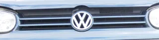 VW Golf 4 Grill Kühlergrill mit VW Zeichen Logo grün LC6X - Bild 1