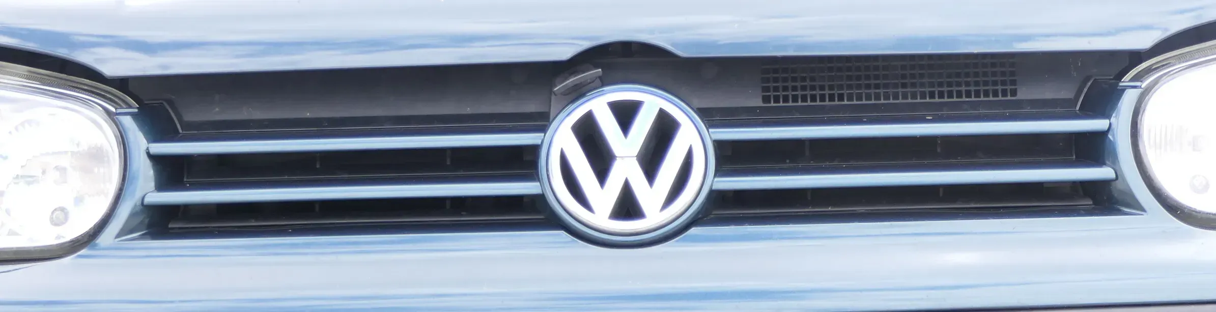 VW Golf 4 Grill Kühlergrill mit VW Zeichen Logo grün LC6X - Bild 1
