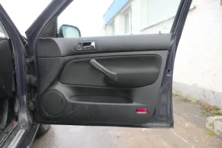 1x Golf 4 Bora Türverkleidung Verkleidung Tür vorne rechts 4/5-Türer Griff schwa - Bild 1