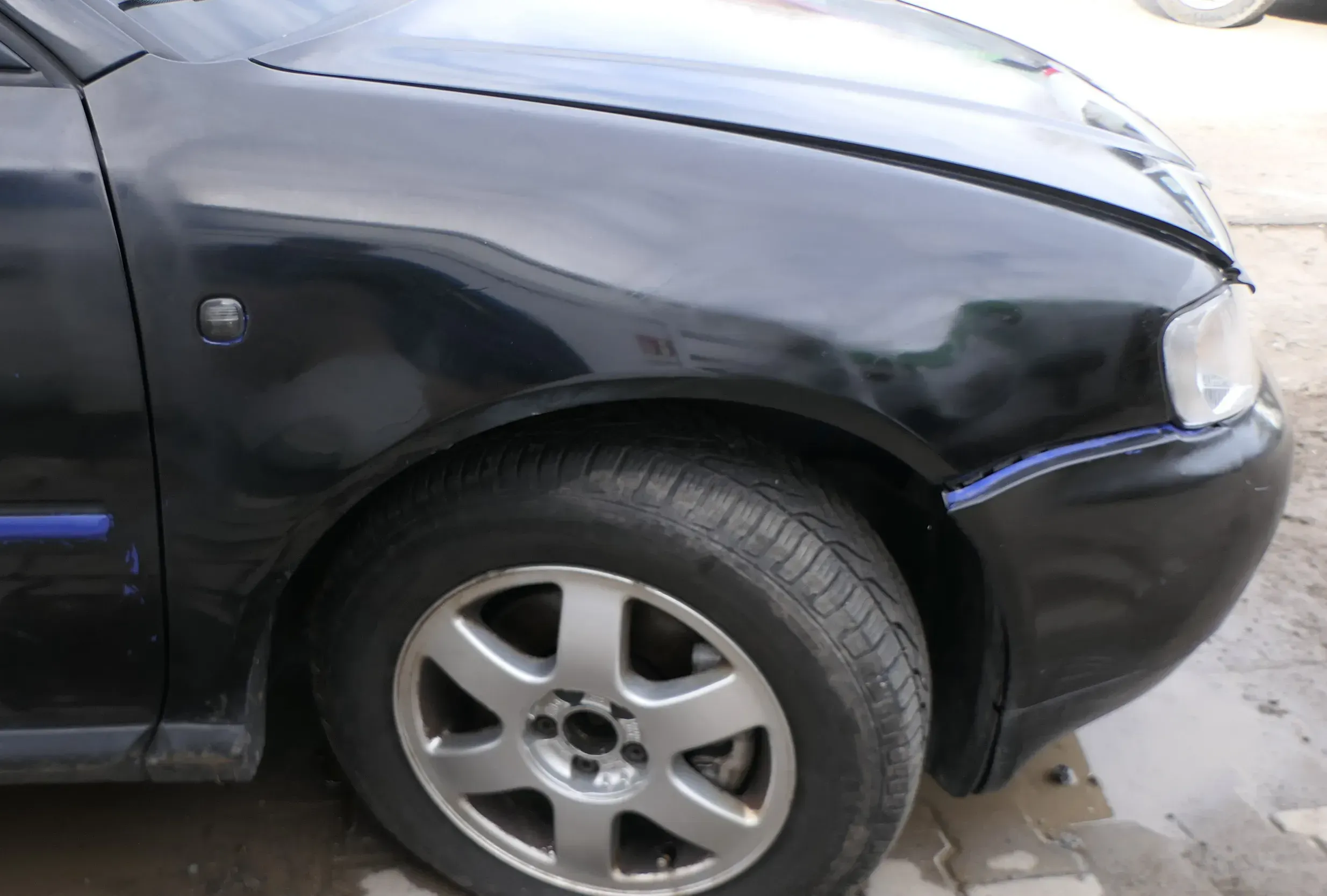 Audi A3 8L Kotflügel vorne rechts schwarz (blau) nachlackiert - Bild 1
