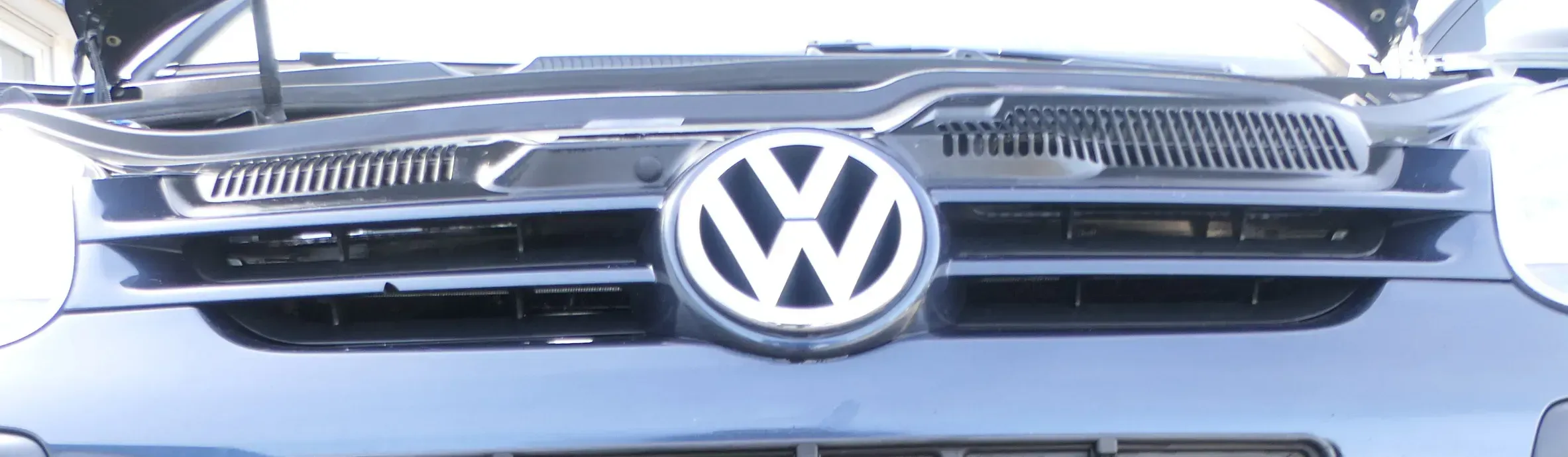 VW Golf 5 Grill Kühlergrill VW Zeichen Logo grau blau LC5F  Emblem VW - MÄNGEL!! - Bild 1