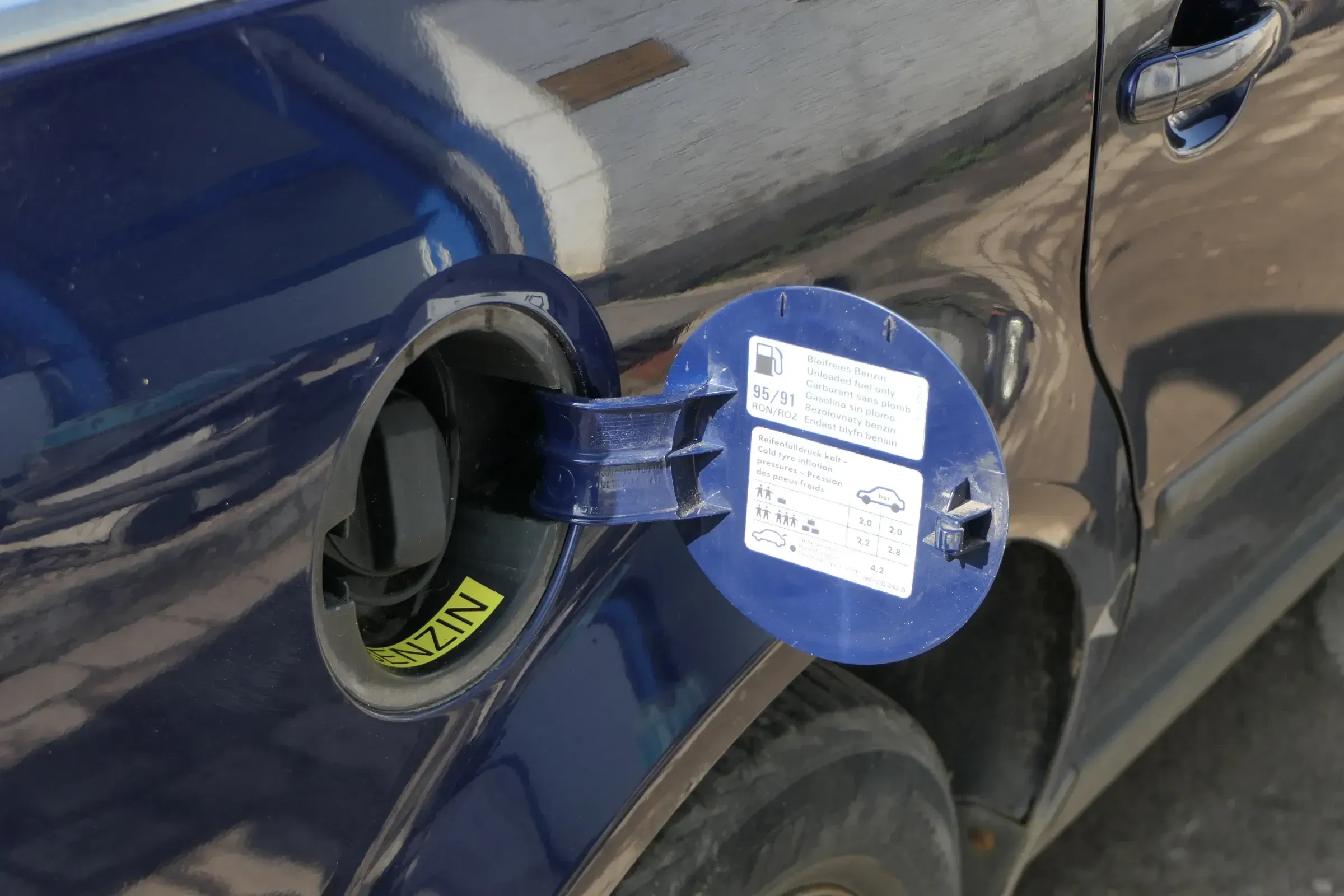 VW Passat 3BG 3B6 Kombi Tankdeckel Klappe Tankklappe Deckel Tank blau LD5Q - Bild 1