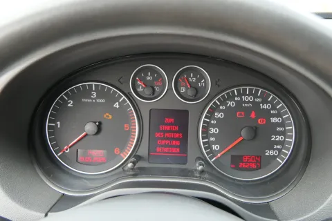 Audi A3 8P Tacho Tachometer Kombiinstrument 8P0920931E 1.9 Diesel TDI 262.000km