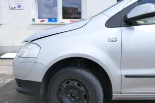 VW Fox Kotflügel vorne links silber LA7W - Bild 1