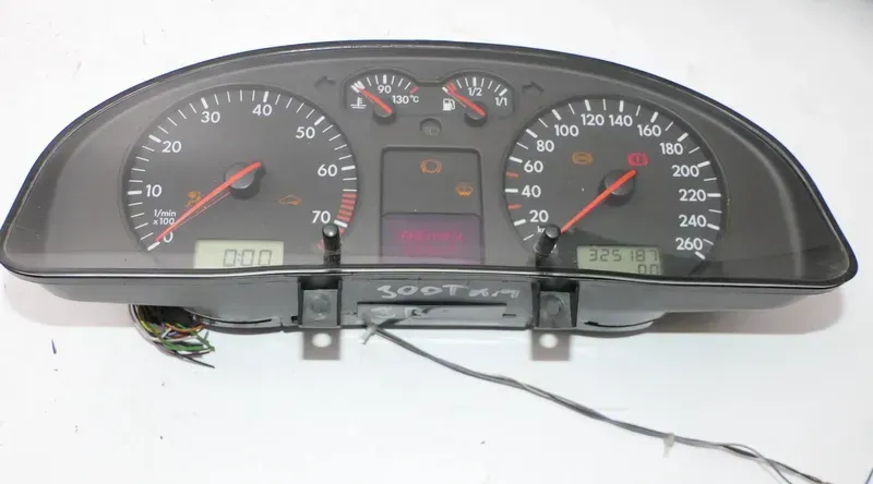 VW Passat 3B Tacho Tachometer Kombiinstrument 325.000km 3B0920822 Benziner - Bild 1