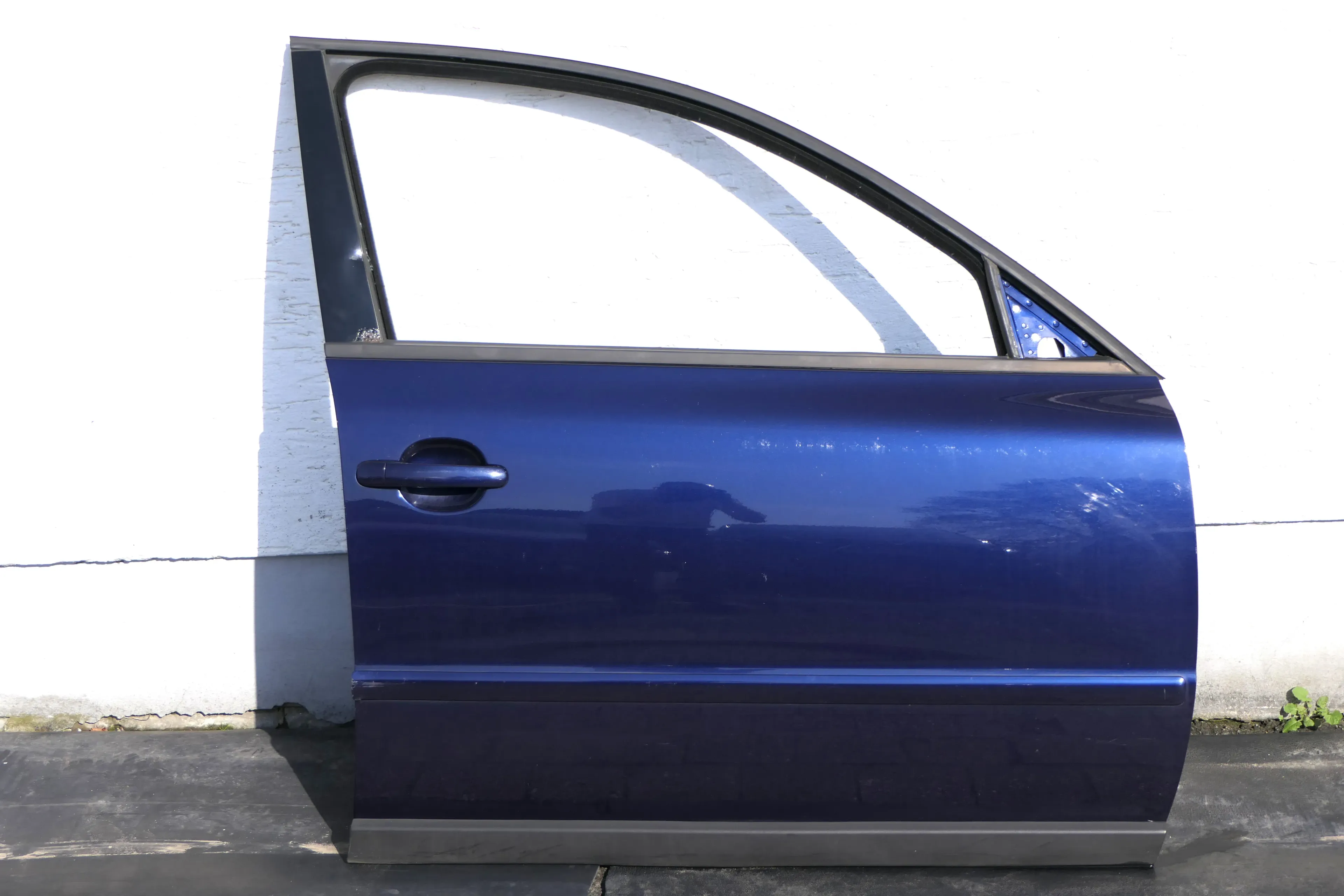 VW Passat 3B 3BG Kombi Limo Tür vorne rechts Beifahrertür blau LB5N ohneAnbautei - Bild 1