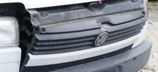VW T4 kurze Version Grill Kühlergrill VW Zeichen Logo weiß 701853653 - Bild 1