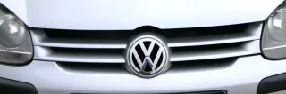 VW Golf 5 Grill Kühlergrill VW Zeichen Logo silber LA7W - Bild 1