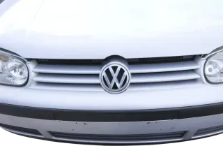 VW Golf 4 Grill Kühlergrill VW Zeichen Logo silber LB7Z - Bild 2