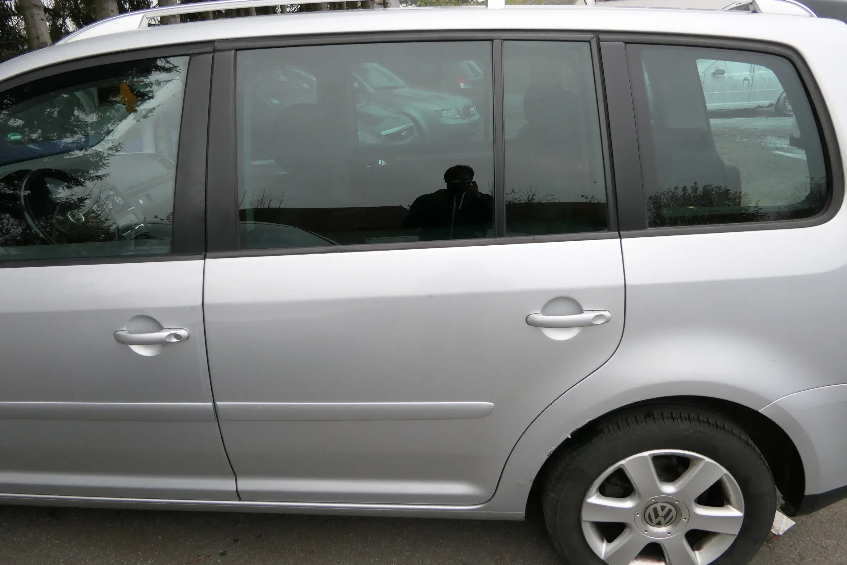 VW Touran 1T 1T3 Tür hinten links grau silber LA7W mit Scheibe - Bild 1