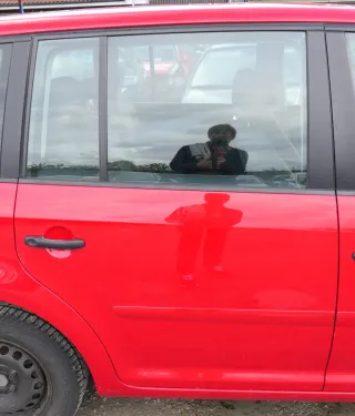 VW Touran 1T Tür hinten rechts rot LY3D mit Scheibe, sonst OHNE Anbauteile - Bild 1