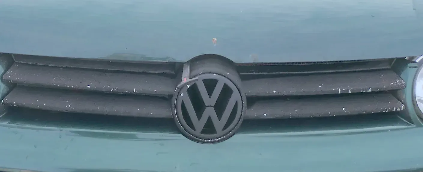 VW Golf 4 Grill Kühlergrill VW Zeichen Logo schwarz - Bild 1
