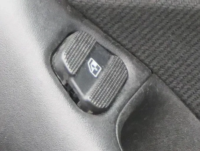 VW Golf 3 Cabrio 1E elektrischer Fensterheber Schalter vorne rechts schwarz - Bild 1