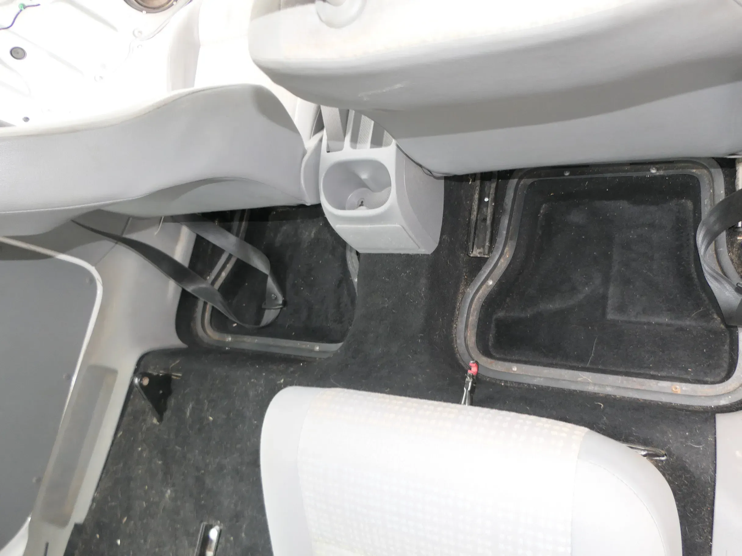 VW Caddy 2k Teppich Innenraumteppich Innen vorne + mitte- schwarz - Bild 1