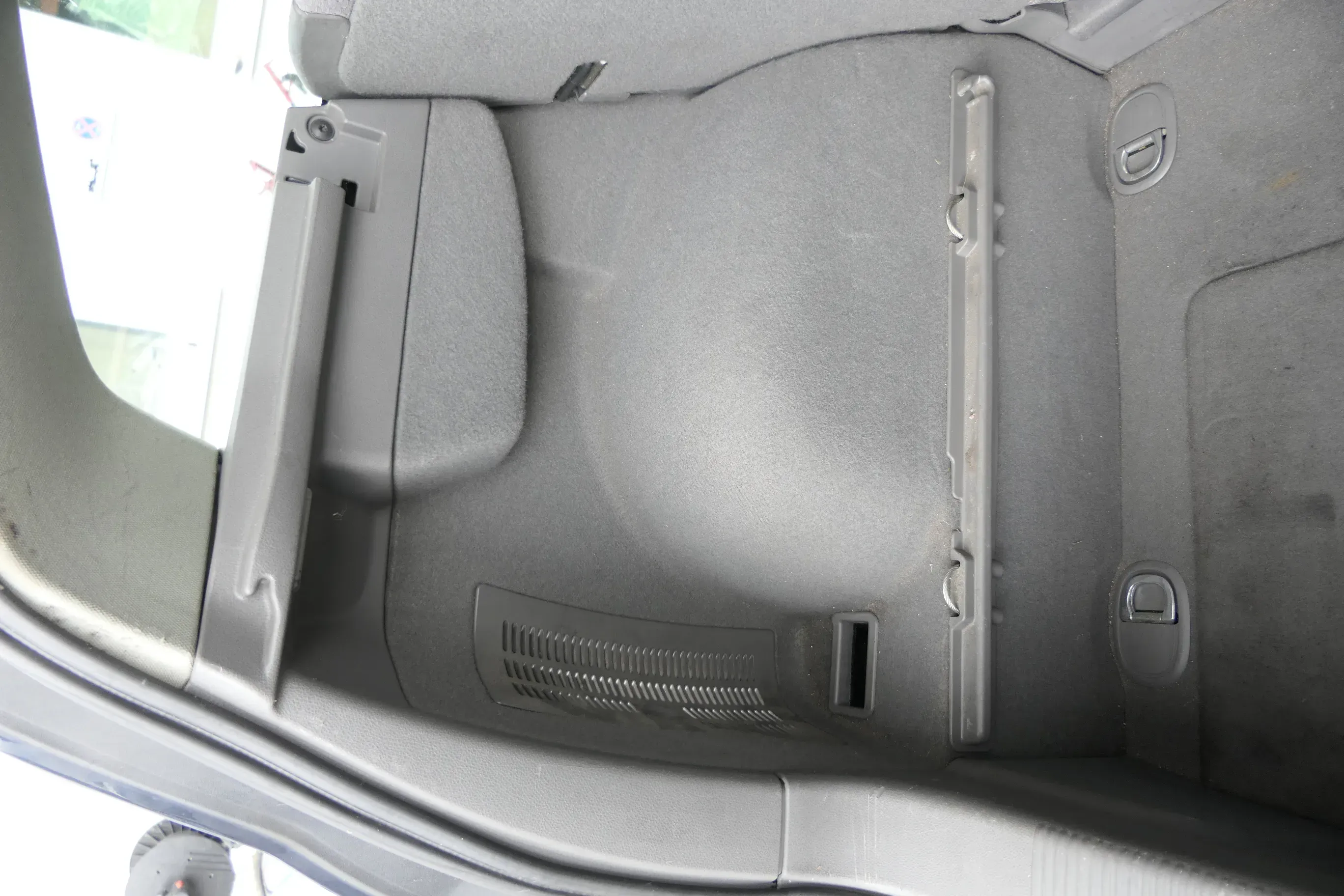 Audi A2 8Z Abdeckung Verkleidung Kofferraum hinten links 8Z0863879F d-grau swing - Bild 1