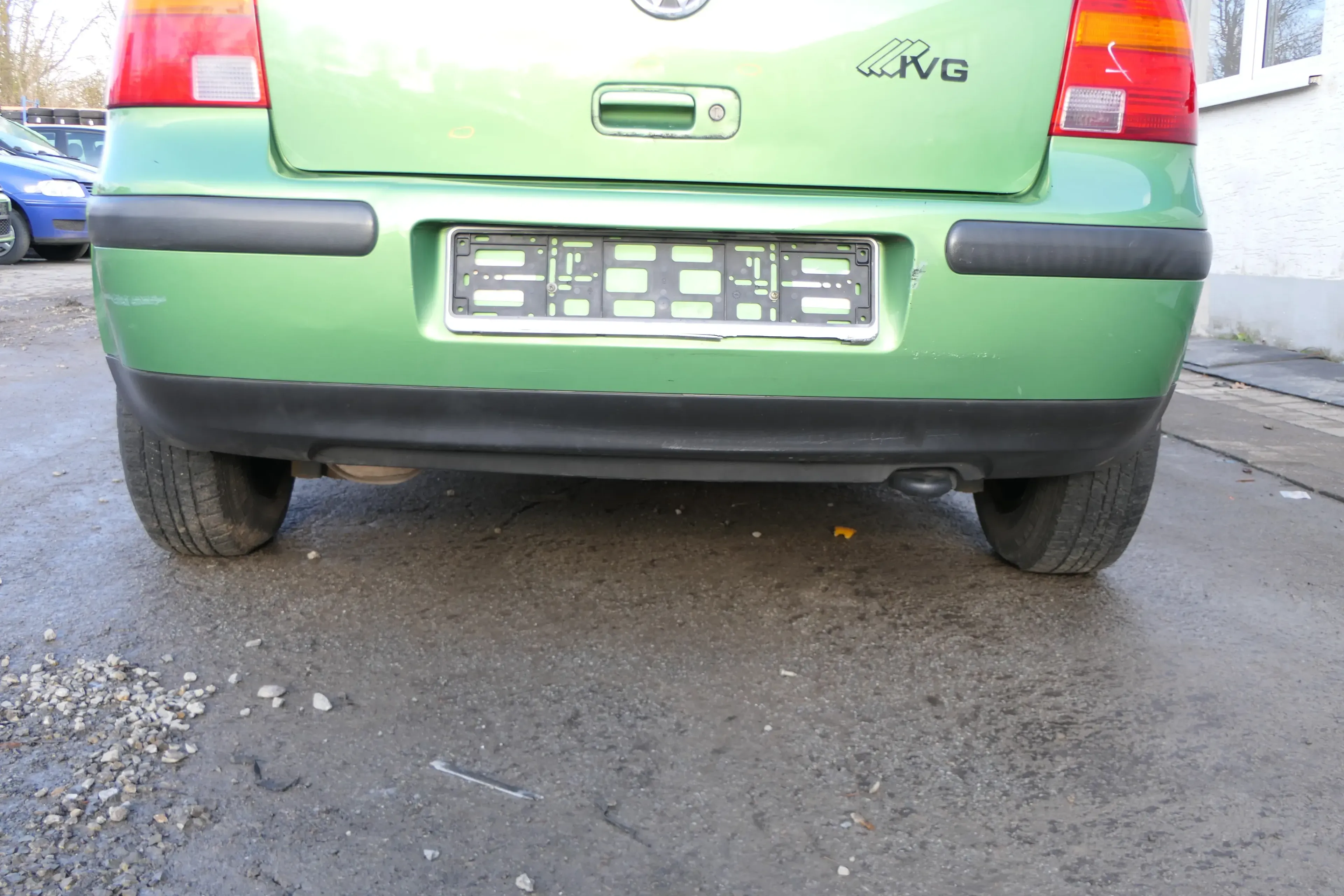 VW Golf 4 Limousine Stoßstange hinten Heckstoßstange Stoßfänger grün LA6P - Bild 1