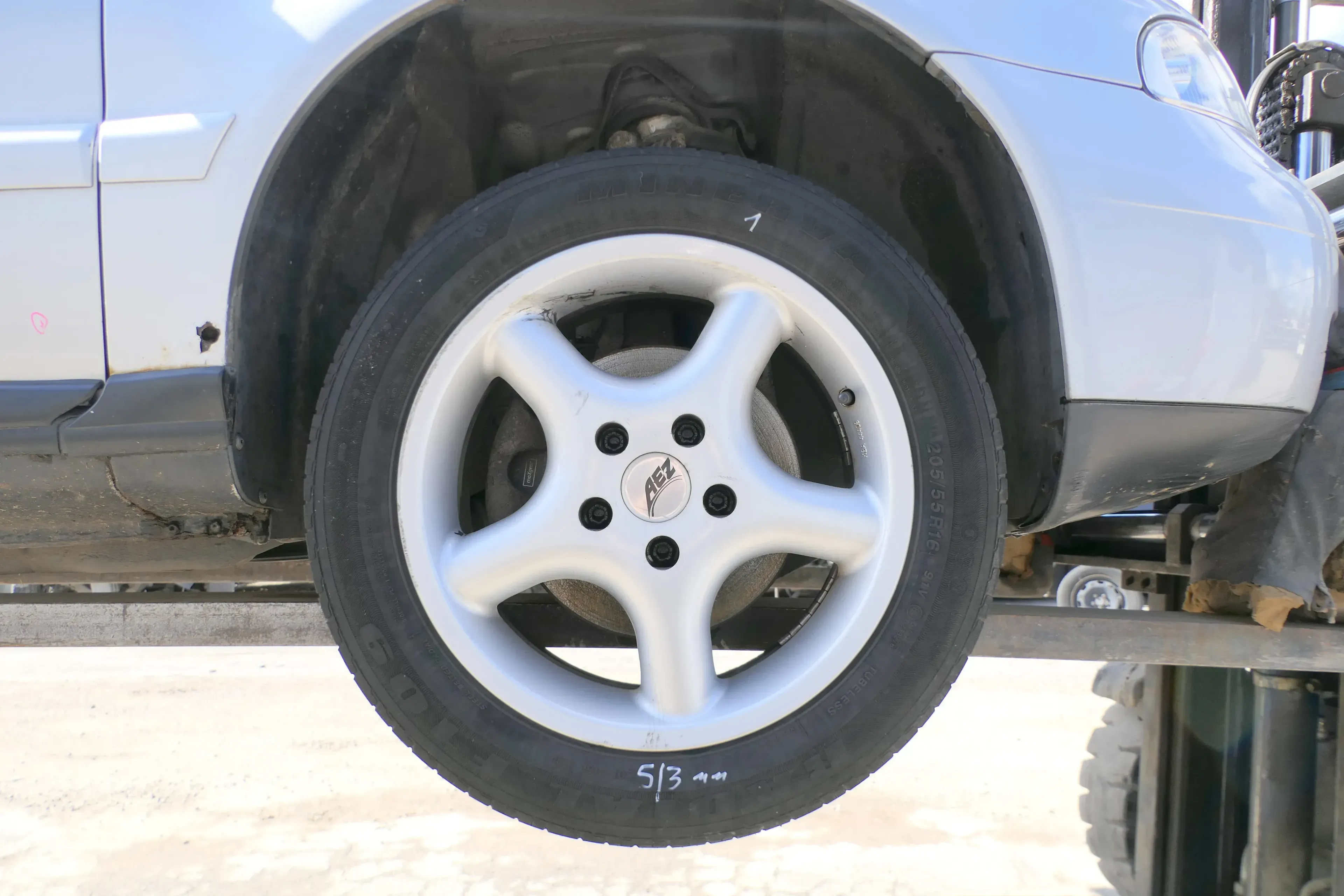 4x A4 B5 A6 4B Alufelgen 205/55 R16 91V Sommerreifen Reifen KBA 44409 AEZ 3-5mm - Bild 1