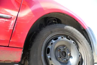 VW Fox 5Z Kotflügel vorne rechts rot LY3D - Delle - Bild 2