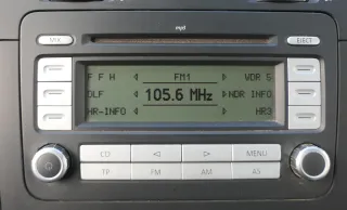 VW Golf 5 V Plus 6 VI Touran Caddy CD Radio RCD 300 1K0035186R mit Code  MP3 - Bild 1