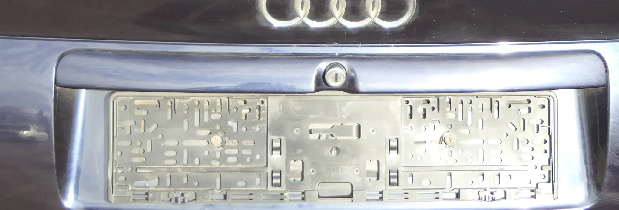 Audi A4 B5 Limousine Griff Heckklappe Heckklappengriff blau LZ5L biscaBj.1999 - Bild 1
