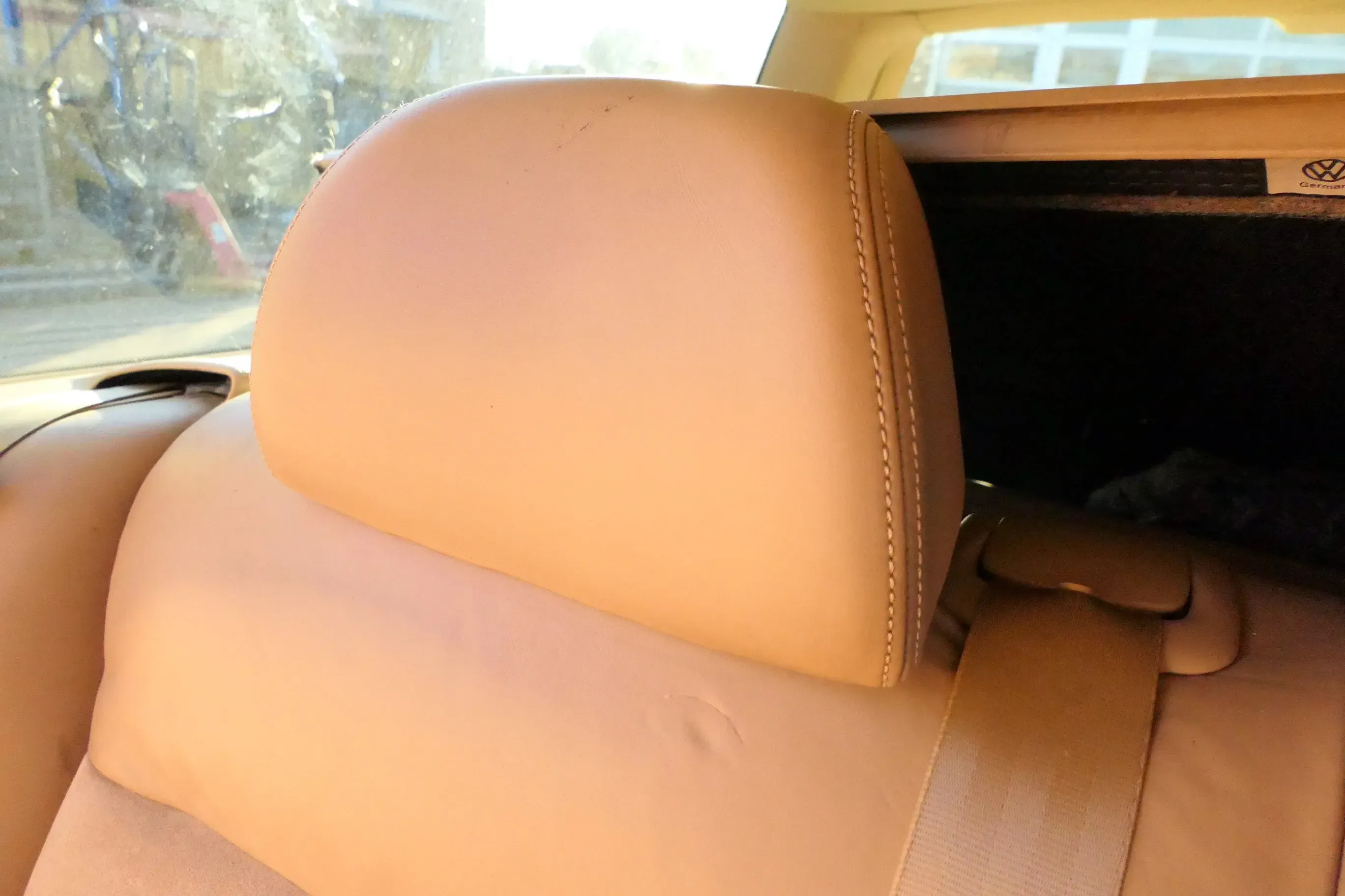 VW Passat 3B 3BG Kopfstütze Sitz Sitze hinten rechts oder links beige besch Lede - Bild 1