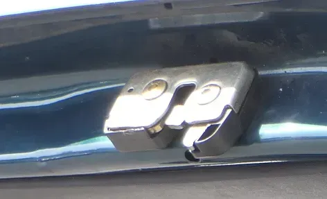 VW Golf 3 1H Limo Heckschloß Schloß unten an Heckklappe 1H6827505B Fanghaken - Bild 1