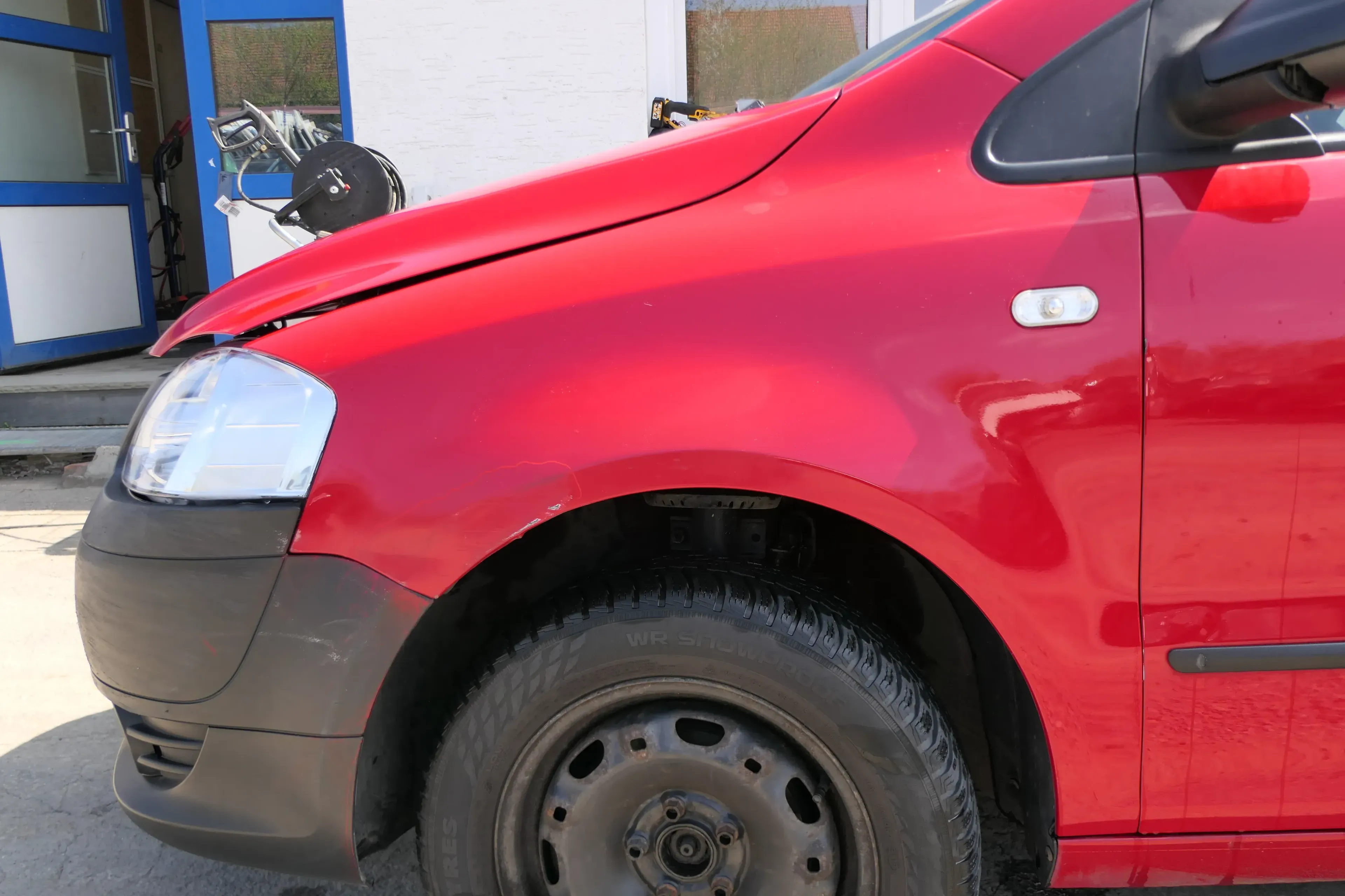 VW Fox Kotflügel vorne links rot LY3D - große Delle!!! - Bild 1