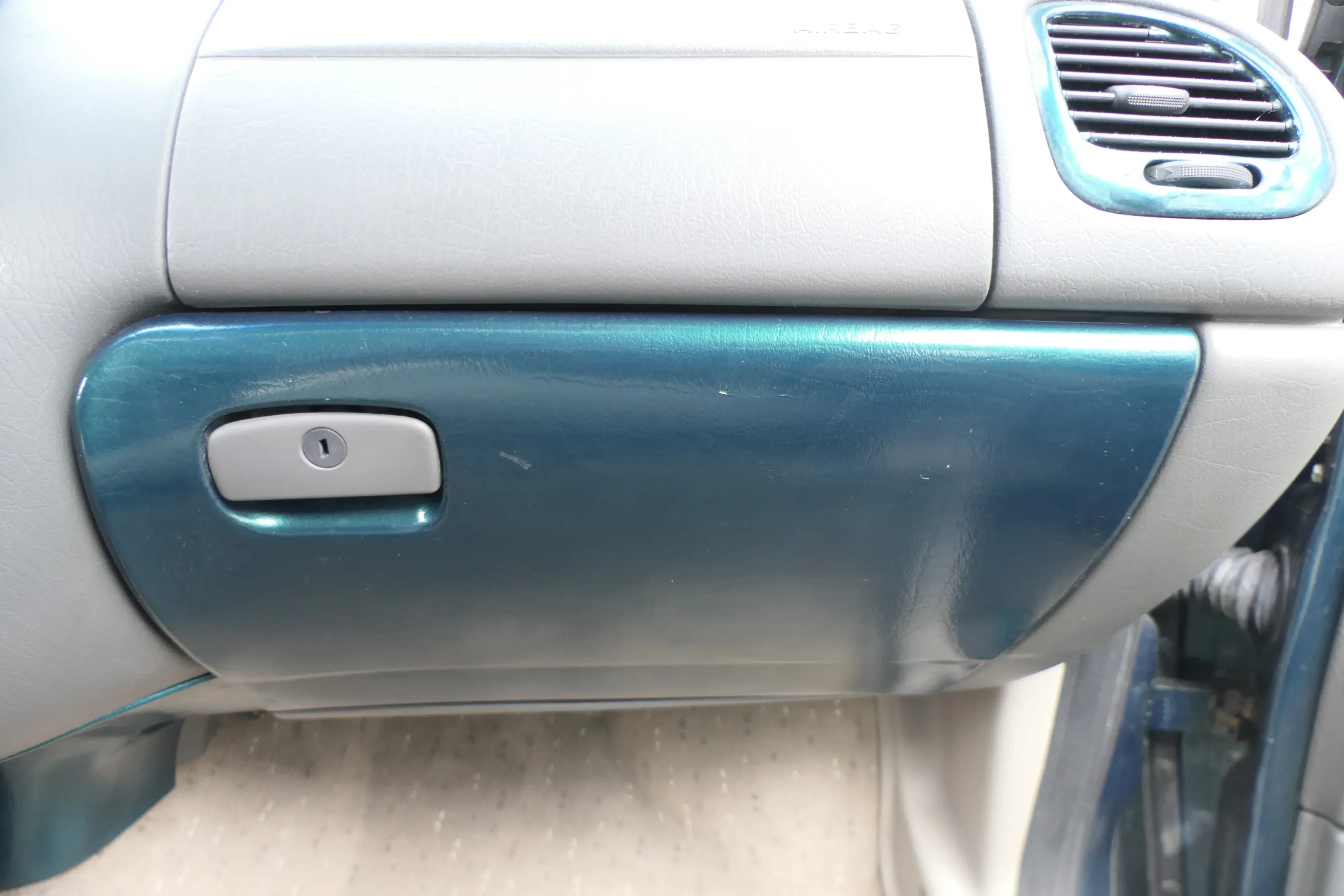 VW Sharan 7M Handschuhfach Handschuhfachdeckel Deckel Klappe grün Griff Öffner - Bild 1