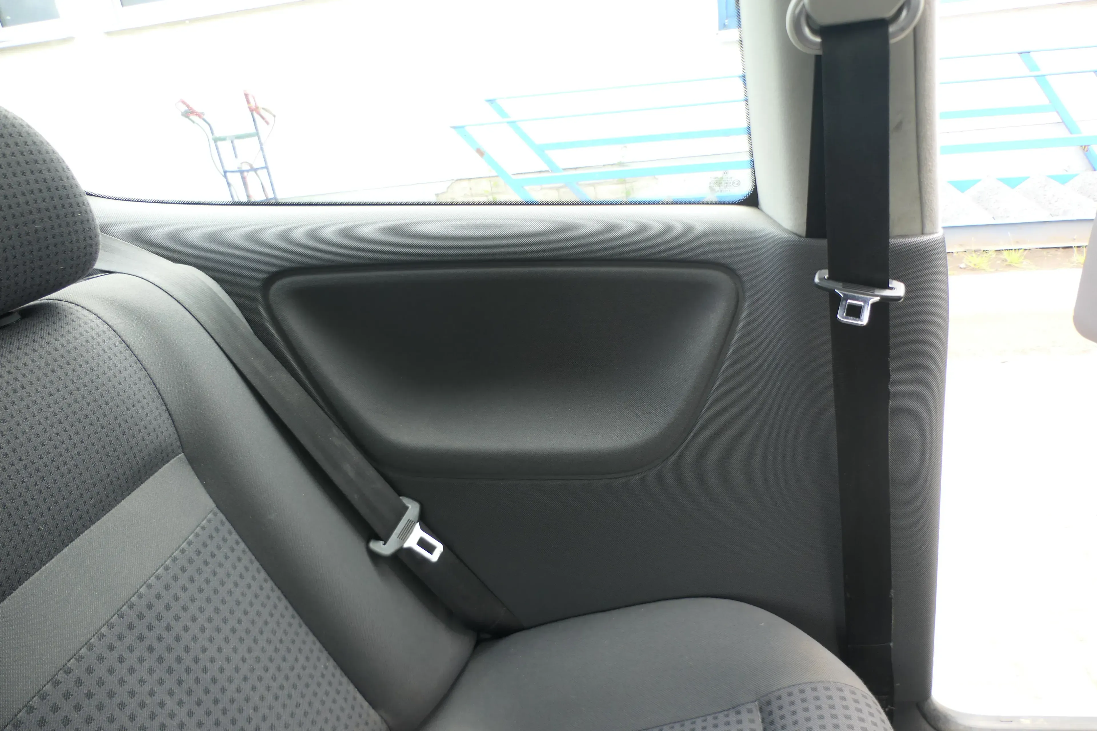 VW Polo 6N2 Seitenverkleidung Verkleidung Tür hinten links 2/3-Türer Stoff - Bild 1