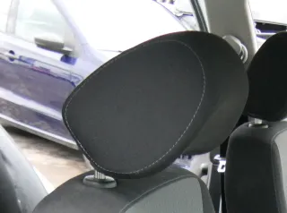 1x VW Golf 4 Bora Kopfstütze vorne vorn weiße Nähte schwarz rechts oder links - Bild 1