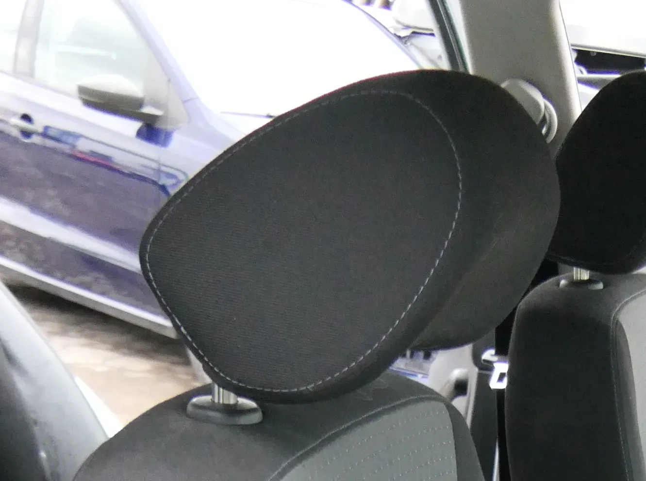 1x VW Golf 4 Bora Kopfstütze vorne vorn weiße Nähte schwarz rechts oder links - Bild 1
