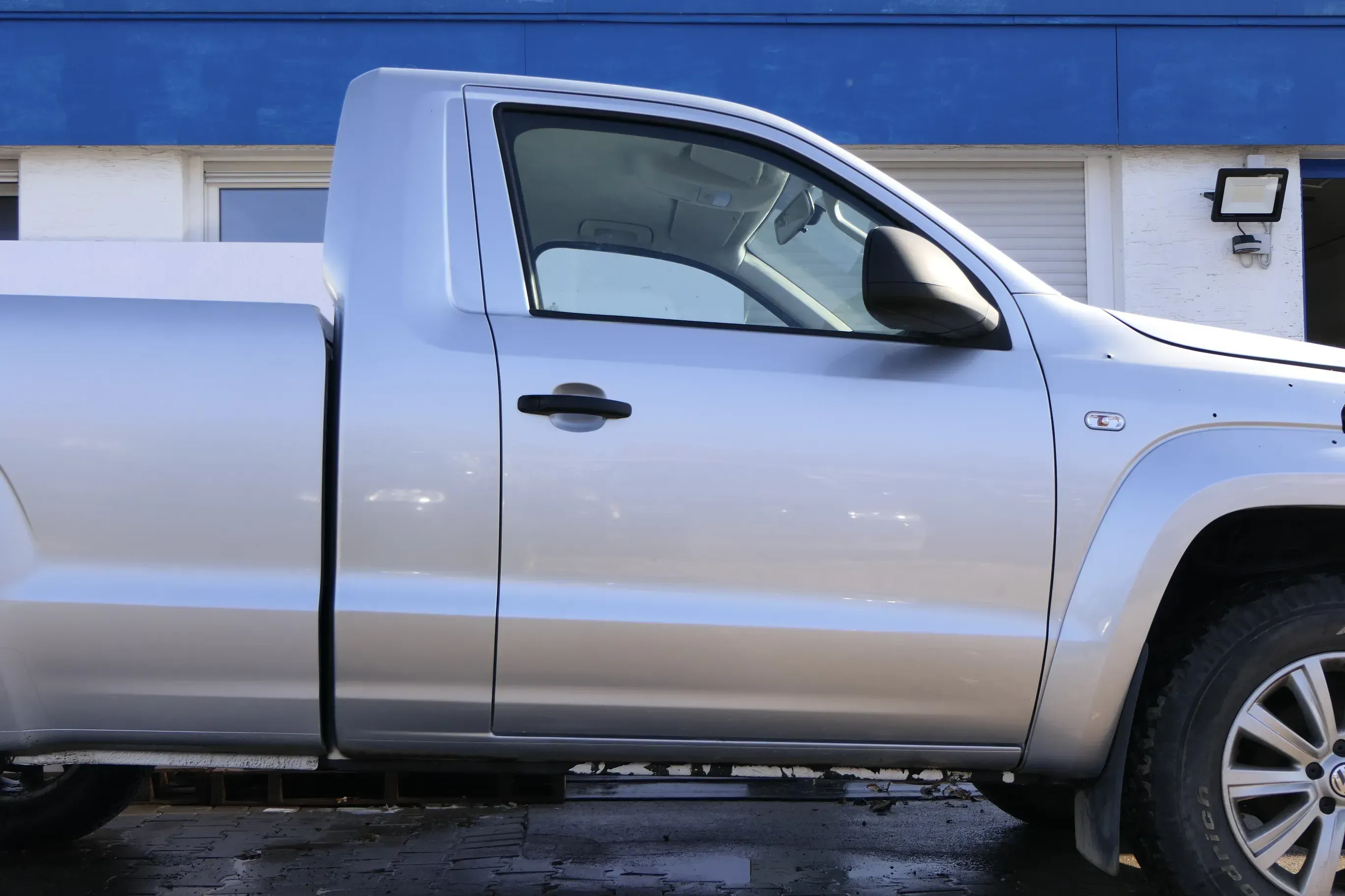 VW Amarok 2H Tür vorne rechts Beifahrertür silber LA7W - ohne Anbauteile - Bild 1